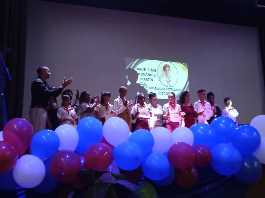 Efectuada graduación de sexto grado de Escuela Primaria Camilo Cienfuegos Gorriarán.