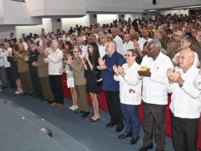 Raúl Castro y Díaz-Canel participan en cierre de reunión diplomática