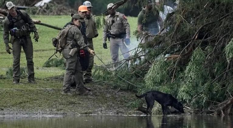 Más de cien fallecidos por devastadoras inundaciones en Texas.