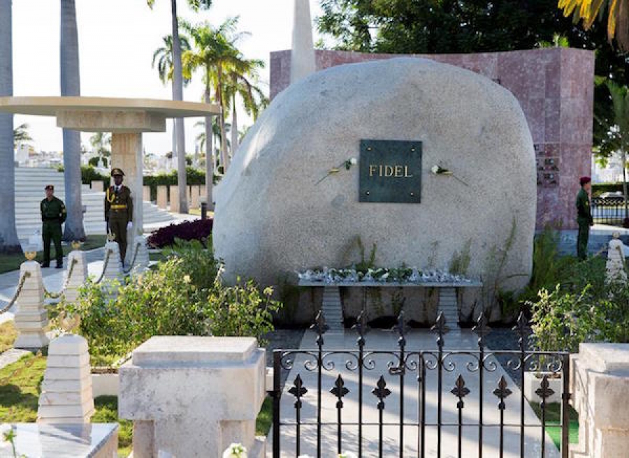 Díaz-Canel rinde tributo al Comandante en Jefe en Santiago de Cuba. Foto: Radio Reloj