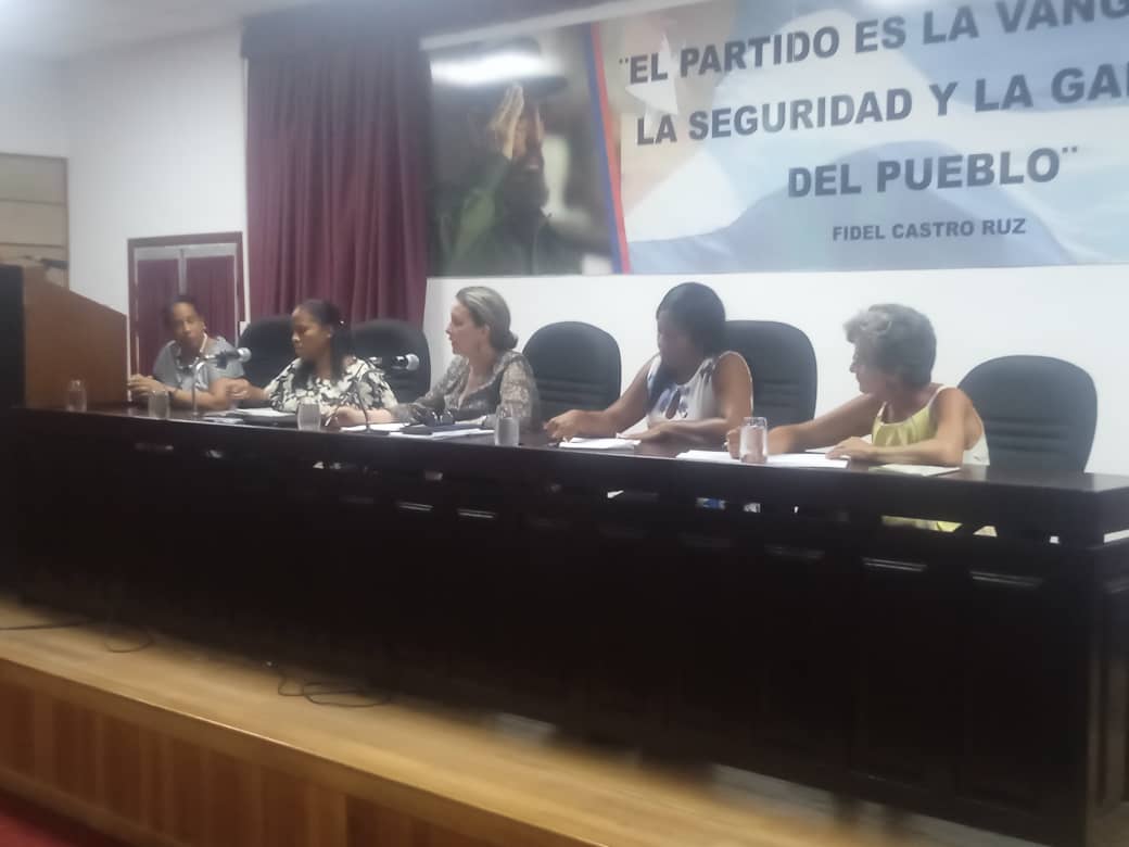 Evalúa ministra de Educación preparativos para inicio del próximo curso escolar