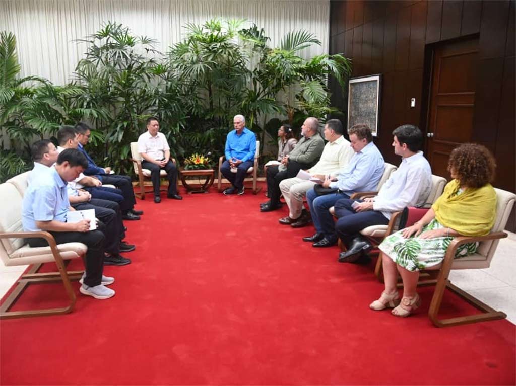 Díaz-Canel dialoga con empresarios chinos de la industria azucarera. Foto: Prensa Latina