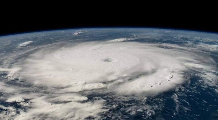 Erin mantiene en alerta costa este de Estados Unidos.