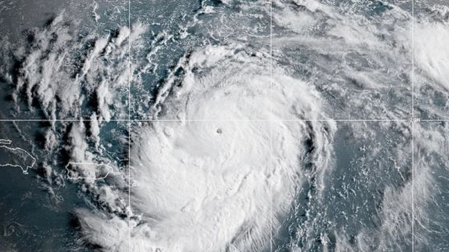 Huracán Erin se fortalece y avanza al norte de Puerto Rico.