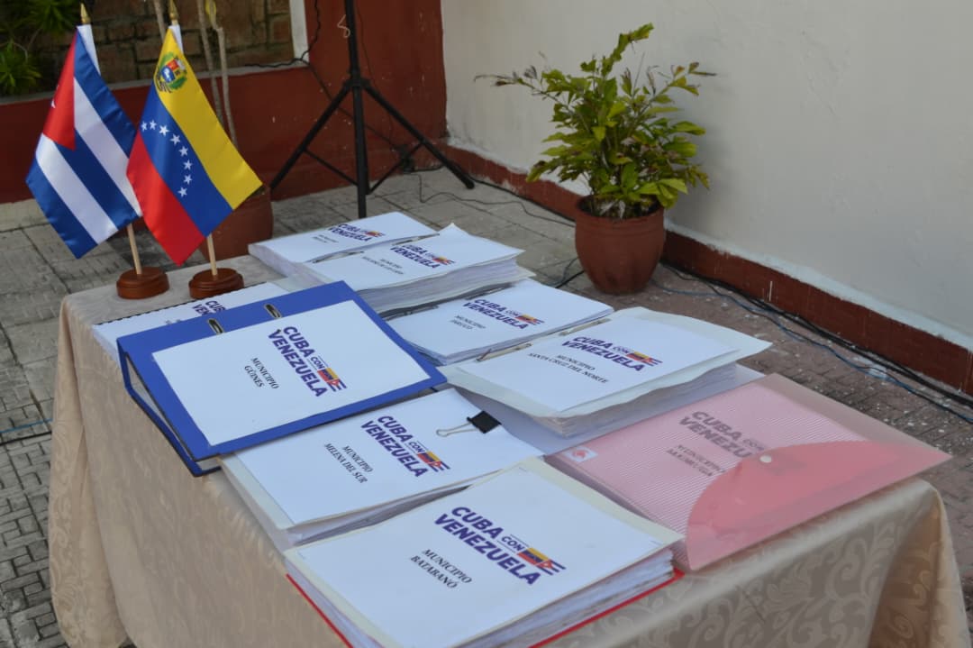 Reciben en Mayabeque firmas en respaldo a la República Bolivariana de Venezuela