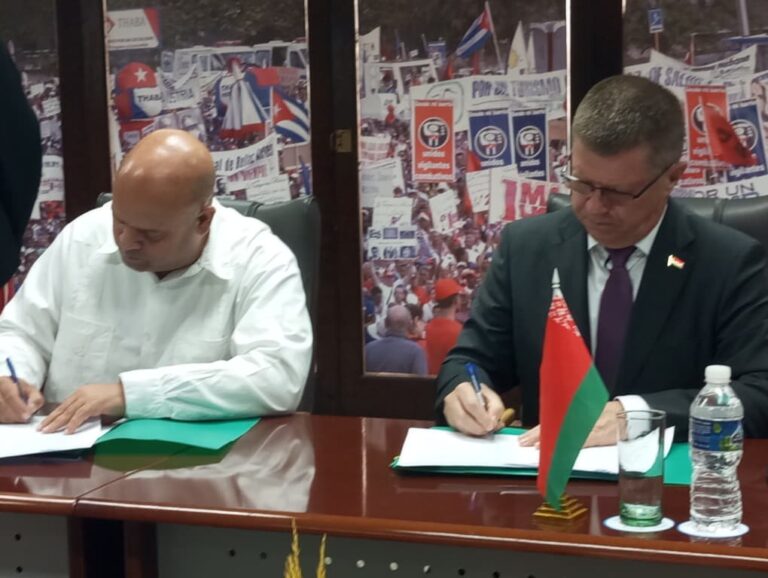 Firman acuerdo de cooperación movimientos sindicales de Cuba y Belarús. Foto: Prensa Latina