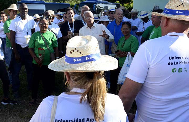 Granja El Guayabal y Universidad Agraria abogan por la innovación. Foto: Agencia Cubana de Noticias