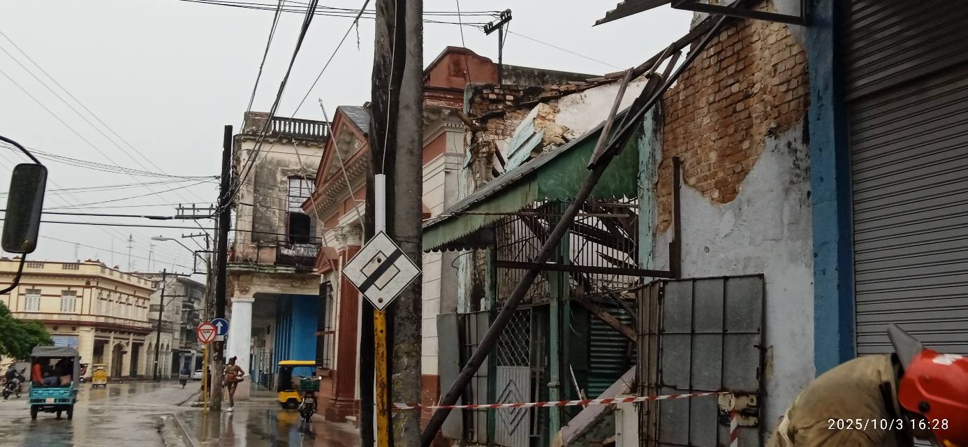 Derrumbe parcial en del área de venta de trabajadores por cuenta propia El Domingón en Güines