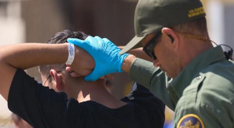Detenciones de inmigrantes del Gobierno Trump llenan los bolsillos de las cárceles privadas