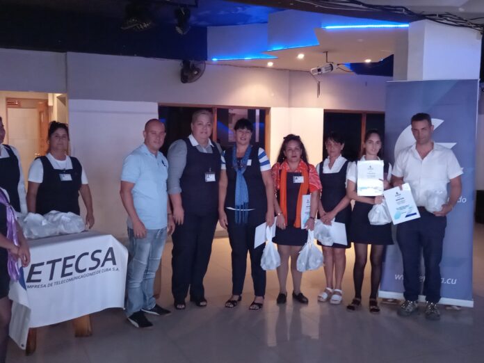 Premiados ganadores del FORUM en ETECSA Mayabeque. Foto: Radio Camoa