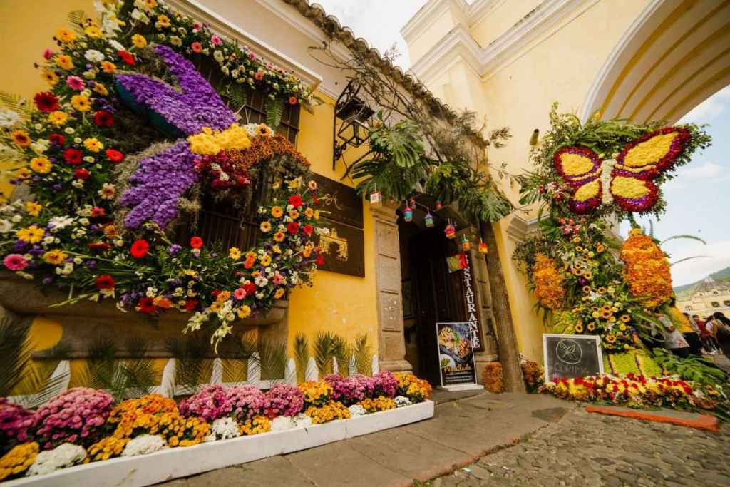 Desfile de carrozas abrirá Festival de Flores en Antigua Guatemala. Foto: Prensa Latina