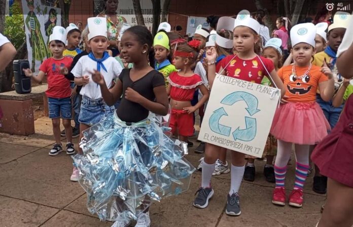 Festival ¨Reciclar para Renacer en escuela primaria de San José. Foto: Radio Camoa