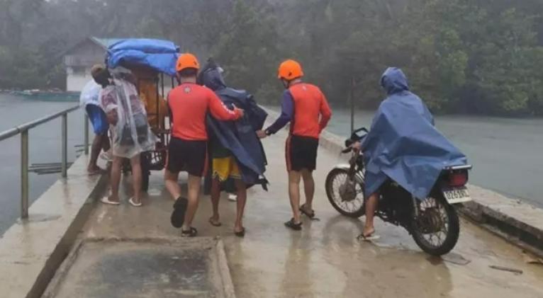 Filipinas se prepara para el súper tifón Fung-Wong.