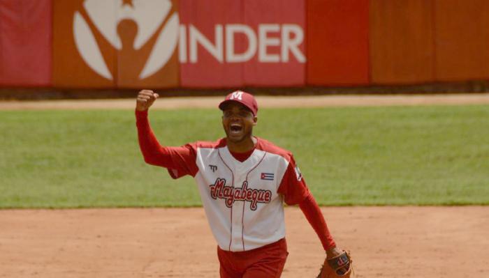 Dos Huracanes a la Copa Am&eacute;rica, Dennys Laza, el gran ausente