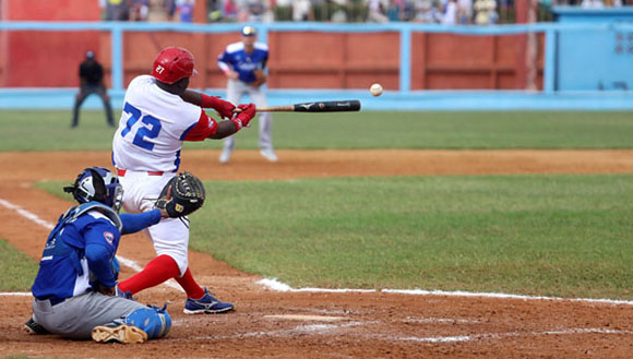 Denis Laza ingresa al exclusivo club de jugadores cubanos con 10 o más jonrones y robos en una temporada