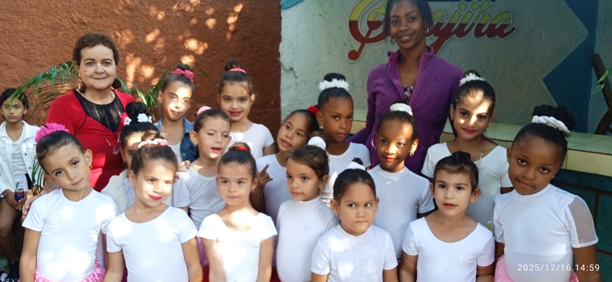 Homenaje a los maestros en G&uuml;ines