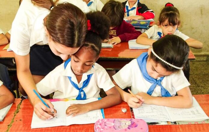 Educar es aprender a vivir en sociedad. Foto: Radio Camoa