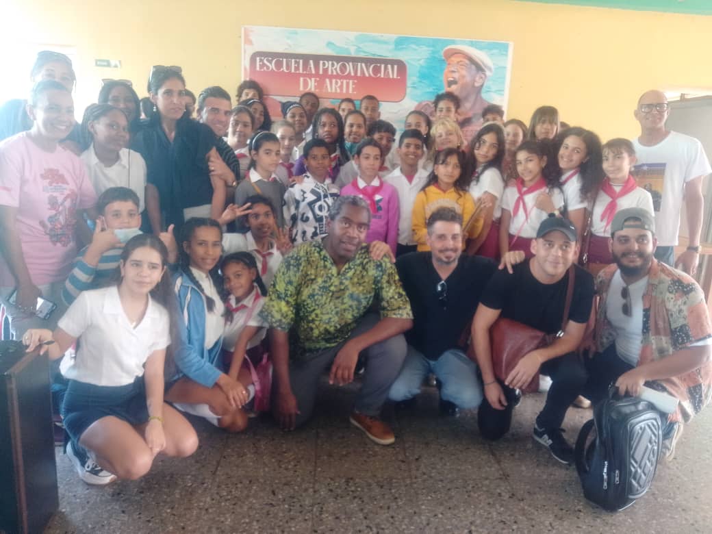 Intercambia el músico y pedagogo Yosvany Terry con estudiantes de la Escuela Provincial de Arte