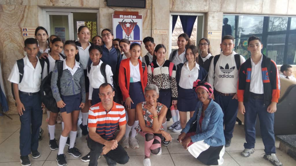 Conocen estudiantes de la Secundaria Básica Fernando Mederos el quehacer de Radio Mayabeque