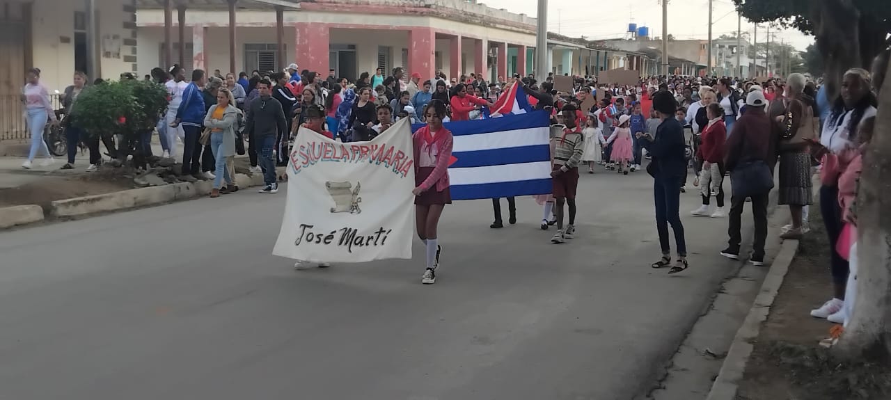 Rinde Güines homenaje a José Martí con tradicional Desfile Martiano