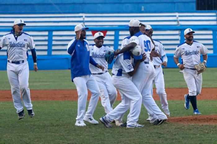 64 SNB: Leones se cuelan en las semifinales