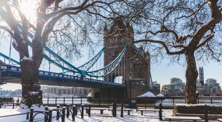 Reino Unido se prepara para fuertes nevadas mientras persiste ola de frío en Europa.