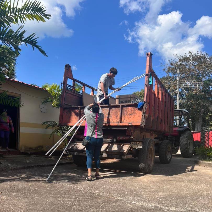 Arriban a Jaruco paneles solares para servicios necrológicos. Foto: Radio Jaruco