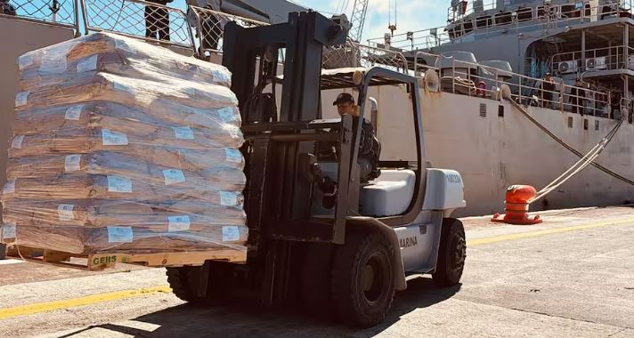 Embajador de Cuba agradece ayuda material enviada por México. Foto Prensa Latina