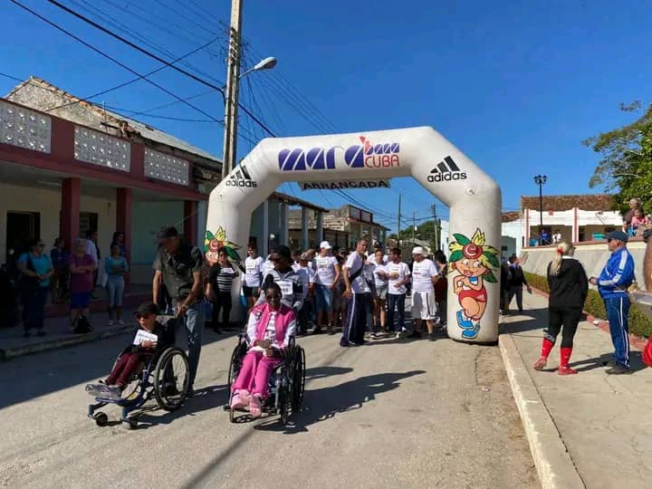 Éxito en caminata por la inclusión en Madruga