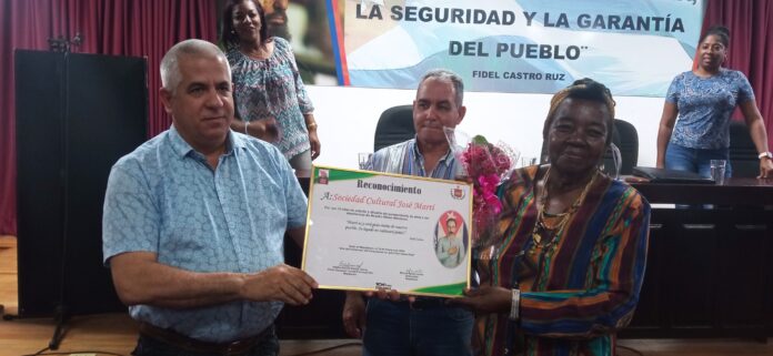 Reconocen a instituci&oacute;n martiana. Foto: Radio Camoa