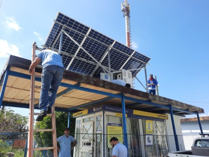 Laboran trabajadores de la División Territorial Mayabeque en la instalación de sistemas fotovoltaicos