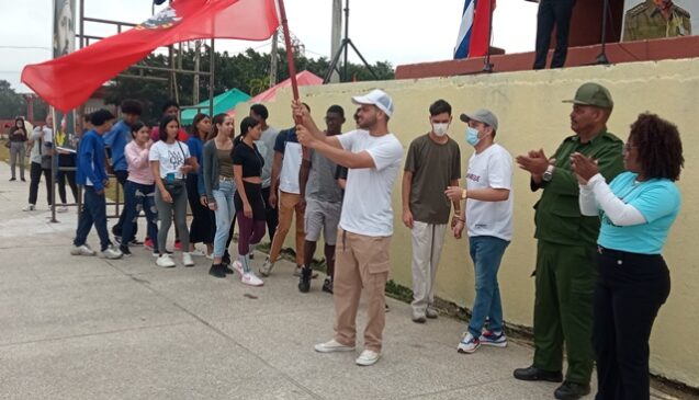 Abanderan Destacamento Juvenil. Foto: Radio Camoa