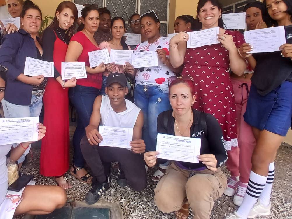 J&oacute;venes emprendedores se grad&uacute;an de curso de belleza