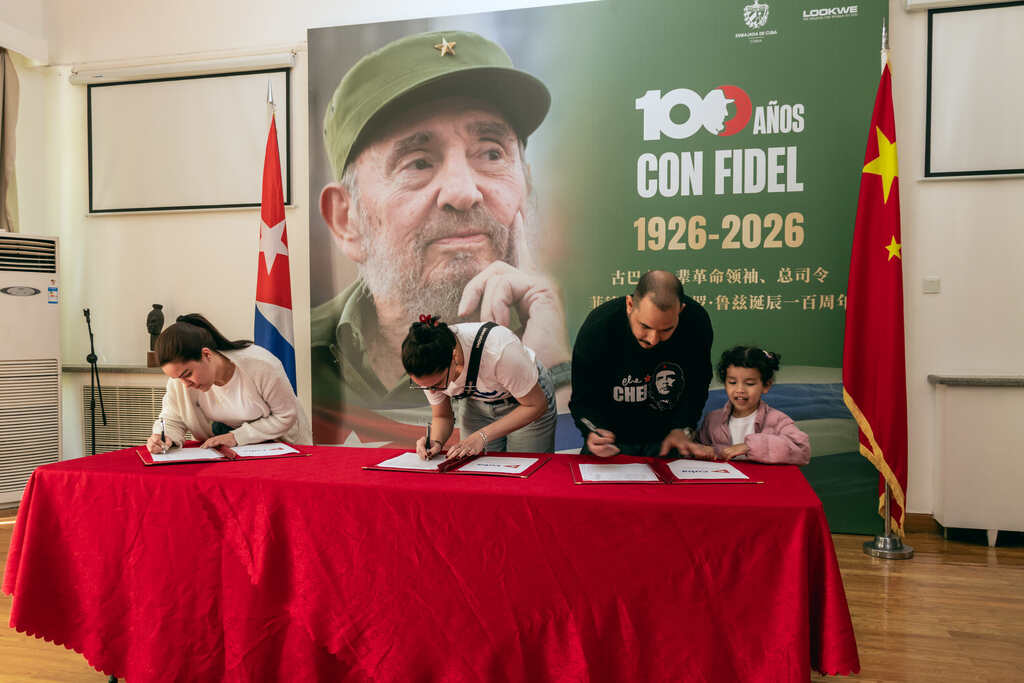 Cubanos en China firman por la Patria y recuerdan victoria de Gir&oacute;n