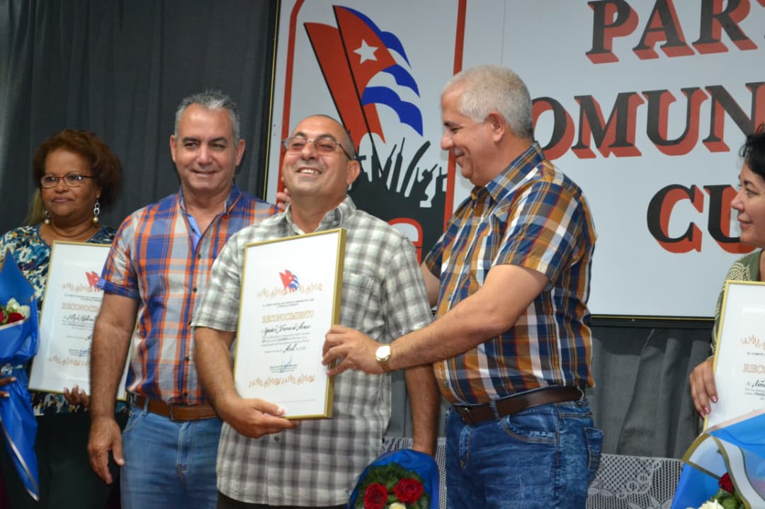 Reconocen a cuadros y trabajadores del Partido