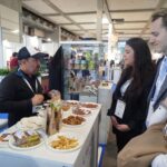Muy saboreada miel de abejas meliponas de Mayabeque en Feria de Italia Foto: Agencia Cubana de Noticias