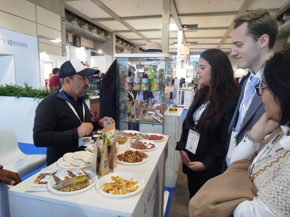 Muy saboreada miel de abejas meliponas de Mayabeque en Feria de Italia Foto: Agencia Cubana de Noticias