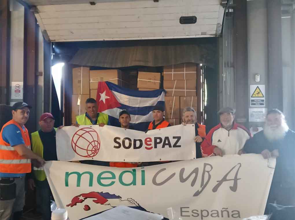 Contenedor con ayuda sanitaria para Santiago de Cuba. Foto: Prensa Latina
