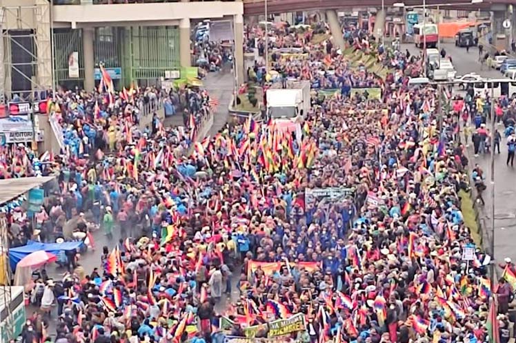 Marchistas afines a Evo Morales quieren llegar a La Paz. Foto: Prensa Latina