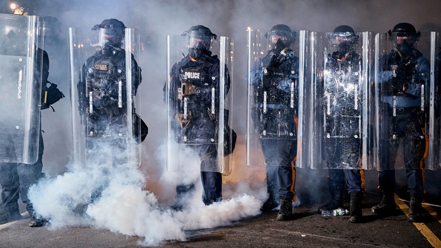 Reprimen intensas protestas en EE.UU. contra ICE