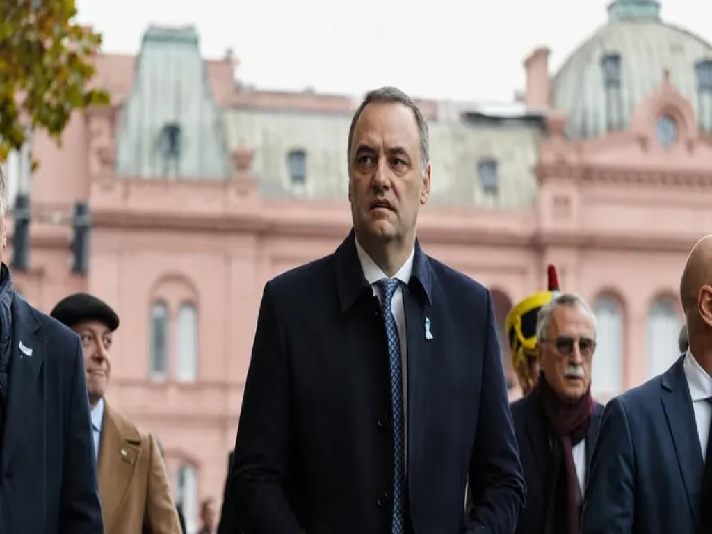 Acusado de corrupto, Adorni sigue en la palestra pública argentinal. Foto: Prensa Latina