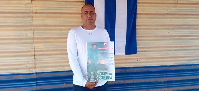 Reconocen a obreros destacados. Foto: Radio Camoa