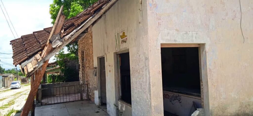 El peligro de una bodega en ruinas. Foto: Radio Jaruco