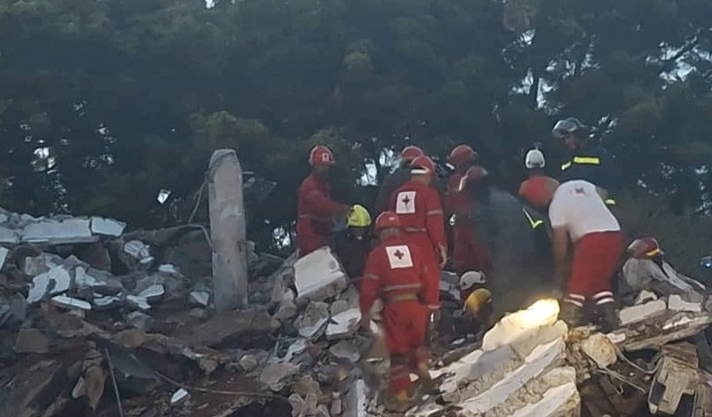Siguen labores de rescate en escuela con desplome parcial en Cuba. Foto: Prensa Latina