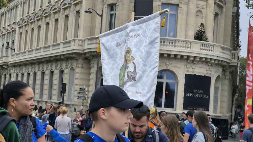 León XIV mantiene temas polémicos en gran misa en centro de París. Foto: Prensa Latina.