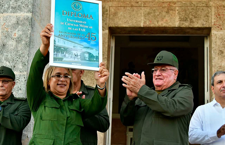 Felicitación de Raúl a la Universidad de Ciencias Médicas de las FAR. Foto: ACN.