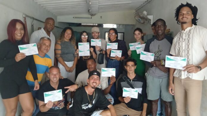 Graduados estudiantes de los cursos de Masaje B&aacute;sico e Instructor de Gimnasio. Foto: Radio Camoa